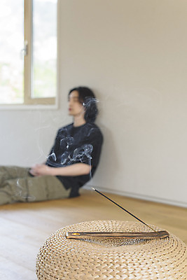 포토 JPG 주간 남자 맨라이프 휴식 실내 한명 앉기 상반신 성인 취미 옆모습 아웃포커스 30대 눈감음 한국인 연기 힐링 향 싱글라이프 성인남자한명만 인센스스틱 국내포토 자연요소 1 라이프스타일 뷰포인트 컨셉 모션 촬영기법 사람 동양인 내부 장년 남자한명만 성인남자만 파일형식