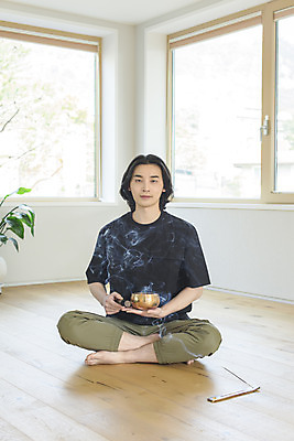 포토 JPG 주간 전신 응시 남자 맨라이프 창문 휴식 실내 한명 들기 성인 취미 앞모습 30대 한국인 연기 명상 힐링 가부좌 향 싱글라이프 성인남자한명만 싱잉볼 인센스스틱 차분 국내포토 자연요소 1 라이프스타일 시선 뷰포인트 컨셉 모션 사람 앉기 동양인 내부 장년 불교용품 남자한명만 성인남자만 파일형식