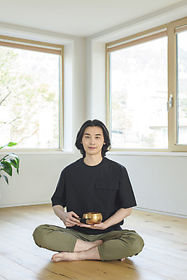 포토 JPG 주간 전신 응시 남자 맨라이프 창문 휴식 실내 한명 미소 들기 성인 취미 앞모습 30대 한국인 명상 힐링 가부좌 싱글라이프 성인남자한명만 싱잉볼 차분 국내포토 자연요소 1 라이프스타일 시선 뷰포인트 컨셉 모션 표정 사람 앉기 동양인 내부 장년 불교용품 남자한명만 성인남자만 파일형식