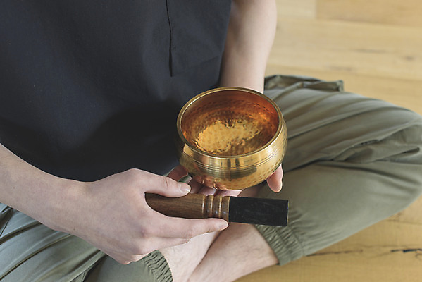 포토 JPG 손 남자 맨라이프 휴식 실내 한명 들기 성인 취미 옆모습 30대 한국인 명상 힐링 가부좌 싱글라이프 성인남자한명만 싱잉볼 국내포토 1 라이프스타일 뷰포인트 컨셉 모션 사람 앉기 동양인 내부 신체부위 장년 불교용품 남자한명만 성인남자만 파일형식