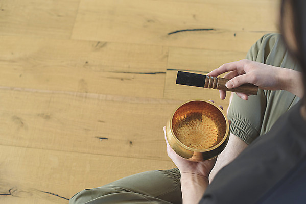 포토 JPG 손 남자 맨라이프 휴식 실내 한명 들기 성인 취미 뒷모습 30대 한국인 명상 나무바닥 힐링 가부좌 싱글라이프 성인남자한명만 싱잉볼 국내포토 1 라이프스타일 뷰포인트 컨셉 모션 바닥 사람 앉기 동양인 내부 신체부위 장년 불교용품 남자한명만 성인남자만 파일형식