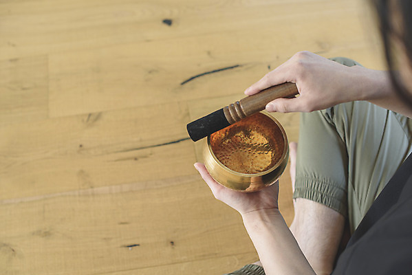 포토 JPG 손 남자 맨라이프 휴식 실내 한명 들기 성인 취미 뒷모습 30대 한국인 명상 나무바닥 힐링 가부좌 싱글라이프 성인남자한명만 싱잉볼 국내포토 1 라이프스타일 뷰포인트 컨셉 모션 바닥 사람 앉기 동양인 내부 신체부위 장년 불교용품 남자한명만 성인남자만 파일형식