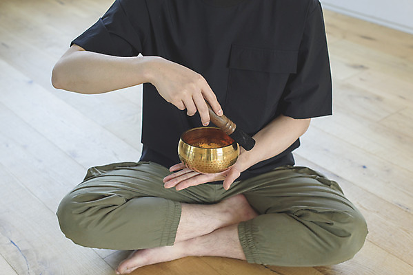 포토 JPG 손 남자 맨라이프 휴식 실내 한명 들기 상반신 성인 취미 앞모습 30대 한국인 명상 힐링 가부좌 싱글라이프 성인남자한명만 싱잉볼 국내포토 1 라이프스타일 뷰포인트 컨셉 모션 사람 앉기 동양인 내부 신체부위 장년 불교용품 남자한명만 성인남자만 파일형식