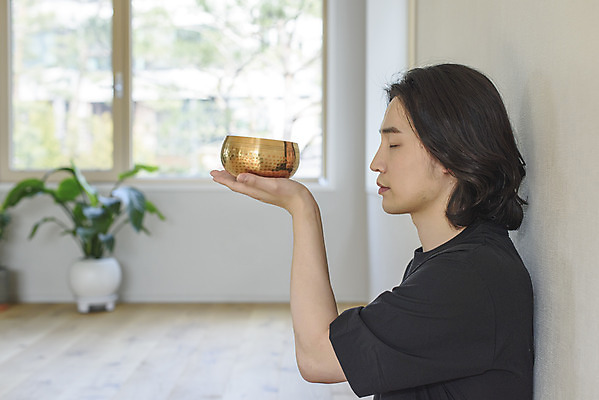 포토 JPG 주간 남자 화분 맨라이프 창문 휴식 실내 한명 들기 상반신 성인 취미 옆모습 아웃포커스 30대 눈감음 한국인 명상 힐링 싱글라이프 성인남자한명만 싱잉볼 국내포토 자연요소 1 라이프스타일 뷰포인트 컨셉 모션 촬영기법 사람 동양인 내부 장년 불교용품 남자한명만 성인남자만 파일형식