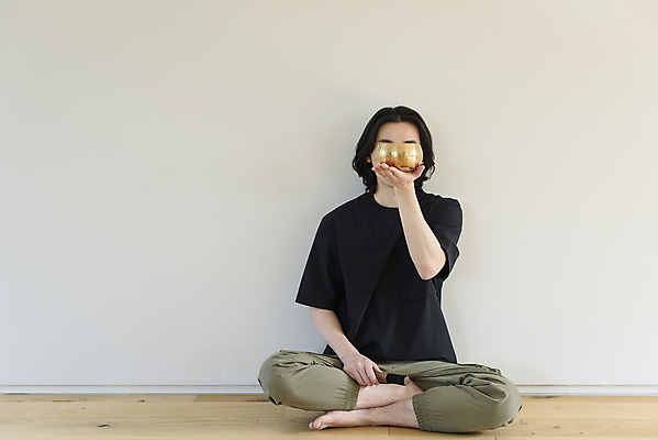 포토 JPG 전신 남자 맨라이프 휴식 실내 한명 들기 성인 취미 앞모습 30대 한국인 명상 힐링 가부좌 싱글라이프 성인남자한명만 싱잉볼 국내포토 1 라이프스타일 뷰포인트 컨셉 모션 사람 앉기 동양인 내부 장년 불교용품 남자한명만 성인남자만 파일형식