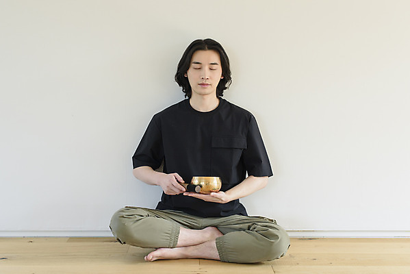 포토 JPG 전신 남자 맨라이프 휴식 실내 한명 들기 앉기 성인 취미 앞모습 30대 눈감음 한국인 명상 힐링 싱글라이프 성인남자한명만 싱잉볼 차분 국내포토 1 라이프스타일 뷰포인트 컨셉 모션 사람 동양인 내부 장년 불교용품 남자한명만 성인남자만 파일형식