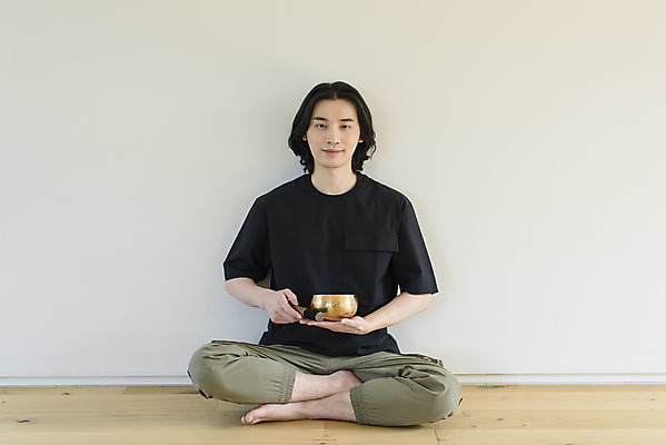 포토 JPG 전신 응시 남자 맨라이프 휴식 실내 한명 들기 성인 취미 앞모습 30대 한국인 명상 힐링 가부좌 싱글라이프 성인남자한명만 싱잉볼 차분 국내포토 1 라이프스타일 시선 뷰포인트 컨셉 모션 사람 앉기 동양인 내부 장년 불교용품 남자한명만 성인남자만 파일형식