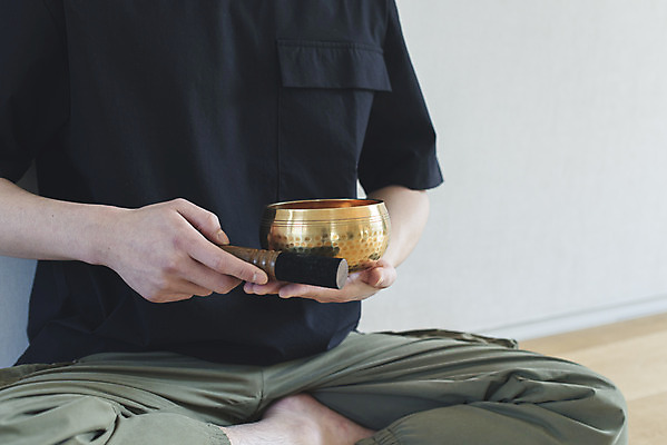 포토 JPG 손 남자 맨라이프 휴식 실내 한명 들기 상반신 성인 취미 옆모습 30대 한국인 명상 힐링 가부좌 싱글라이프 성인남자한명만 싱잉볼 국내포토 1 라이프스타일 뷰포인트 컨셉 모션 사람 앉기 동양인 내부 신체부위 장년 불교용품 남자한명만 성인남자만 파일형식