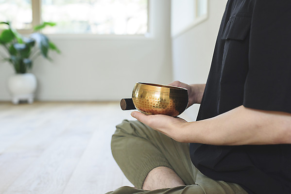 포토 JPG 주간 손 남자 화분 맨라이프 휴식 실내 한명 들기 상반신 성인 취미 옆모습 아웃포커스 30대 한국인 명상 힐링 가부좌 싱글라이프 성인남자한명만 싱잉볼 국내포토 자연요소 1 라이프스타일 뷰포인트 컨셉 모션 촬영기법 사람 앉기 동양인 내부 신체부위 장년 불교용품 남자한명만 성인남자만 파일형식