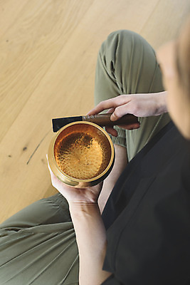 포토 JPG 손 남자 맨라이프 휴식 실내 한명 들기 성인 취미 뒷모습 아웃포커스 30대 한국인 명상 힐링 싱글라이프 성인남자한명만 싱잉볼 국내포토 1 라이프스타일 뷰포인트 컨셉 모션 촬영기법 사람 동양인 내부 신체부위 장년 불교용품 남자한명만 성인남자만 파일형식