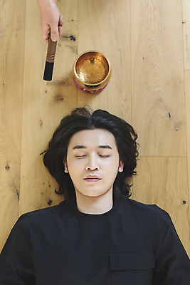 포토 JPG 손 남자 맨라이프 휴식 실내 한명 상반신 성인 취미 앞모습 신체부위 30대 하이앵글 눕기 눈감음 한국인 명상 힐링 싱글라이프 성인남자한명만 싱잉볼 차분 국내포토 1 라이프스타일 뷰포인트 컨셉 모션 사람 동양인 내부 장년 불교용품 남자한명만 성인남자만 파일형식