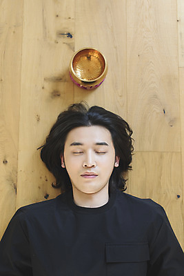 포토 JPG 남자 맨라이프 휴식 실내 한명 상반신 성인 취미 앞모습 30대 하이앵글 눕기 눈감음 한국인 명상 나무바닥 힐링 싱글라이프 성인남자한명만 싱잉볼 차분 국내포토 1 라이프스타일 뷰포인트 컨셉 모션 바닥 사람 동양인 내부 장년 불교용품 남자한명만 성인남자만 파일형식