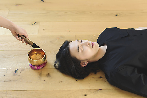 포토 JPG 손 남자 맨라이프 휴식 실내 한명 상반신 성인 취미 옆모습 신체부위 30대 눕기 눈감음 한국인 명상 나무바닥 힐링 싱글라이프 성인남자한명만 싱잉볼 국내포토 1 라이프스타일 뷰포인트 컨셉 모션 바닥 사람 동양인 내부 장년 불교용품 남자한명만 성인남자만 파일형식