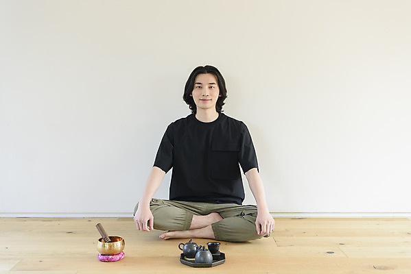 포토 JPG 전신 응시 남자 맨라이프 휴식 실내 한명 미소 성인 취미 앞모습 30대 한국인 다기 다도 명상 힐링 가부좌 싱글라이프 성인남자한명만 싱잉볼 차분 국내포토 1 라이프스타일 시선 뷰포인트 컨셉 표정 사람 앉기 동양인 내부 장년 예절 불교용품 남자한명만 성인남자만 파일형식