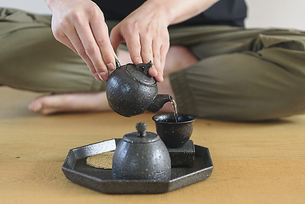 포토 JPG 손 남자 맨라이프 휴식 실내 한명 들기 성인 취미 앞모습 아웃포커스 30대 한국인 하반신 붓기 차 찻잔 다기 다도 힐링 가부좌 싱글라이프 성인남자한명만 국내포토 1 라이프스타일 음료 뷰포인트 컨셉 모션 잔 촬영기법 사람 앉기 동양인 내부 신체부위 장년 예절 남자한명만 성인남자만 파일형식