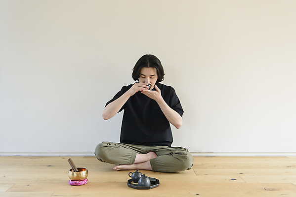 포토 JPG 전신 남자 맨라이프 휴식 실내 한명 들기 성인 취미 앞모습 30대 한국인 마시기 차 찻잔 다기 다도 명상 나무바닥 힐링 가부좌 싱글라이프 성인남자한명만 싱잉볼 차분 국내포토 1 라이프스타일 음료 뷰포인트 컨셉 모션 잔 바닥 사람 앉기 동양인 내부 장년 예절 불교용품 남자한명만 성인남자만 파일형식