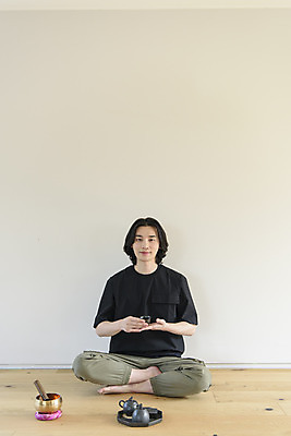 포토 JPG 전신 응시 남자 맨라이프 휴식 실내 한명 미소 들기 성인 취미 앞모습 30대 한국인 차 찻잔 다기 다도 명상 나무바닥 힐링 가부좌 싱글라이프 성인남자한명만 싱잉볼 차분 국내포토 1 라이프스타일 시선 음료 뷰포인트 컨셉 모션 잔 바닥 표정 사람 앉기 동양인 내부 장년 예절 불교용품 남자한명만 성인남자만 파일형식