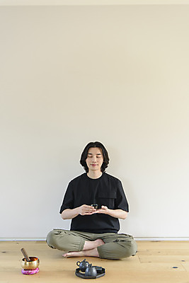 포토 JPG 전신 남자 맨라이프 주전자 휴식 실내 한명 들기 성인 취미 앞모습 30대 눈감음 한국인 차 찻잔 다기 다도 명상 나무바닥 힐링 가부좌 싱글라이프 성인남자한명만 싱잉볼 차분 국내포토 1 라이프스타일 음료 뷰포인트 컨셉 모션 주방용품 잔 바닥 사람 앉기 동양인 내부 장년 예절 불교용품 남자한명만 성인남자만 파일형식