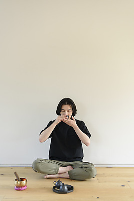 포토 JPG 전신 남자 맨라이프 휴식 실내 한명 들기 성인 취미 앞모습 30대 한국인 마시기 차 찻잔 다기 다도 명상 힐링 가부좌 싱글라이프 성인남자한명만 싱잉볼 차분 국내포토 1 라이프스타일 음료 뷰포인트 컨셉 모션 잔 사람 앉기 동양인 내부 장년 예절 불교용품 남자한명만 성인남자만 파일형식