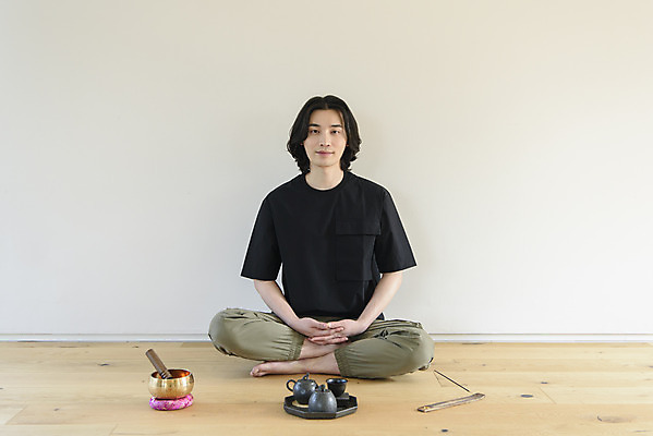 포토 JPG 전신 응시 남자 맨라이프 휴식 실내 한명 성인 취미 앞모습 30대 한국인 차 다기 다도 명상 나무바닥 힐링 가부좌 향 싱글라이프 성인남자한명만 싱잉볼 인센스스틱 차분 국내포토 1 라이프스타일 시선 음료 뷰포인트 컨셉 바닥 사람 앉기 동양인 내부 장년 예절 불교용품 남자한명만 성인남자만 파일형식