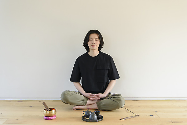 포토 JPG 전신 남자 맨라이프 휴식 실내 한명 성인 취미 앞모습 30대 눈감음 한국인 차 다기 다도 명상 나무바닥 힐링 가부좌 향 싱글라이프 성인남자한명만 싱잉볼 인센스스틱 차분 국내포토 1 라이프스타일 음료 뷰포인트 컨셉 모션 바닥 사람 앉기 동양인 내부 장년 예절 불교용품 남자한명만 성인남자만 파일형식