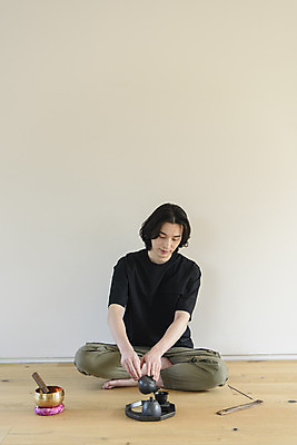 포토 JPG 전신 응시 남자 맨라이프 휴식 실내 한명 들기 성인 취미 앞모습 30대 한국인 붓기 차 다기 다도 명상 나무바닥 힐링 가부좌 향 싱글라이프 성인남자한명만 싱잉볼 인센스스틱 차분 국내포토 1 라이프스타일 시선 음료 뷰포인트 컨셉 모션 바닥 사람 앉기 동양인 내부 장년 예절 불교용품 남자한명만 성인남자만 파일형식