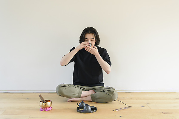 포토 JPG 전신 남자 맨라이프 휴식 실내 한명 들기 성인 취미 앞모습 30대 한국인 마시기 차 다기 다도 명상 나무바닥 힐링 가부좌 향 싱글라이프 성인남자한명만 싱잉볼 인센스스틱 차분 국내포토 1 라이프스타일 음료 뷰포인트 컨셉 모션 바닥 사람 앉기 동양인 내부 장년 예절 불교용품 남자한명만 성인남자만 파일형식