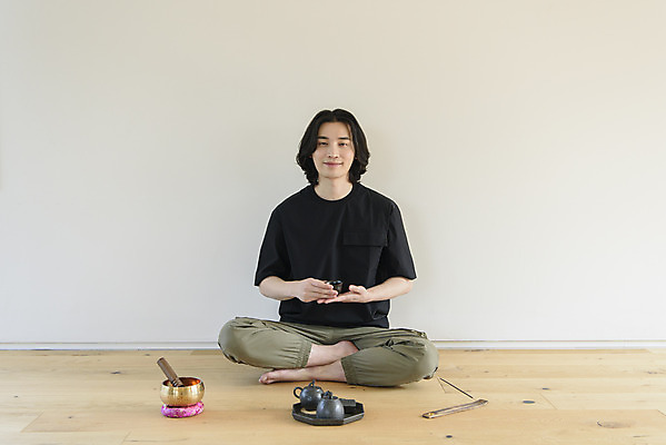 포토 JPG 전신 응시 남자 맨라이프 휴식 실내 한명 들기 성인 취미 앞모습 30대 한국인 차 다기 다도 명상 나무바닥 힐링 가부좌 향 싱글라이프 성인남자한명만 싱잉볼 인센스스틱 차분 국내포토 1 라이프스타일 시선 음료 뷰포인트 컨셉 모션 바닥 사람 앉기 동양인 내부 장년 예절 불교용품 남자한명만 성인남자만 파일형식