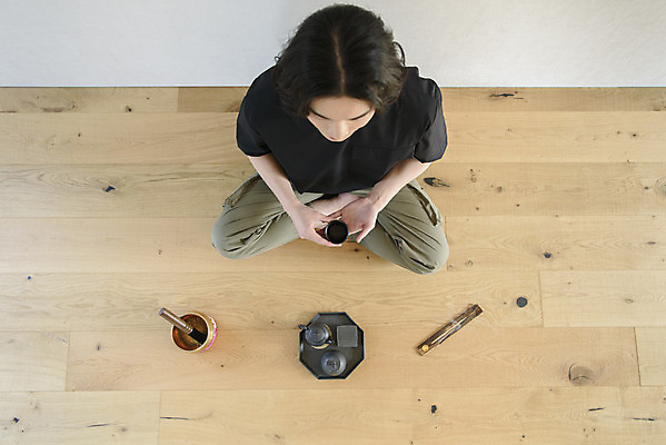 포토 JPG 전신 남자 맨라이프 휴식 실내 한명 들기 성인 취미 앞모습 30대 하이앵글 한국인 차 다기 다도 명상 나무바닥 힐링 가부좌 향 싱글라이프 성인남자한명만 싱잉볼 인센스스틱 차분 국내포토 1 라이프스타일 음료 뷰포인트 컨셉 모션 바닥 사람 앉기 동양인 내부 장년 예절 불교용품 남자한명만 성인남자만 파일형식