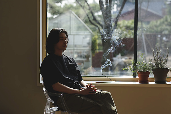 포토 JPG 주간 응시 남자 화분 맨라이프 휴식 실내 한명 앉기 상반신 성인 취미 옆모습 30대 한국인 연기 힐링 향 싱글라이프 성인남자한명만 인센스스틱 국내포토 자연요소 1 라이프스타일 시선 뷰포인트 컨셉 모션 사람 동양인 내부 장년 남자한명만 성인남자만 파일형식