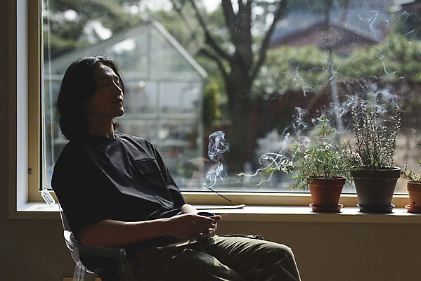 포토 JPG 주간 남자 화분 맨라이프 휴식 실내 한명 들기 앉기 상반신 성인 취미 옆모습 30대 눈감음 한국인 연기 차 찻잔 힐링 향 싱글라이프 성인남자한명만 인센스스틱 국내포토 자연요소 1 라이프스타일 음료 뷰포인트 컨셉 모션 잔 사람 동양인 내부 장년 남자한명만 성인남자만 파일형식