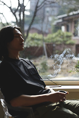 포토 JPG 주간 남자 맨라이프 휴식 실내 한명 들기 앉기 상반신 성인 취미 옆모습 아웃포커스 30대 눈감음 한국인 연기 찻잔 힐링 향 싱글라이프 성인남자한명만 인센스스틱 국내포토 자연요소 1 라이프스타일 뷰포인트 컨셉 모션 잔 촬영기법 사람 동양인 내부 장년 남자한명만 성인남자만 파일형식