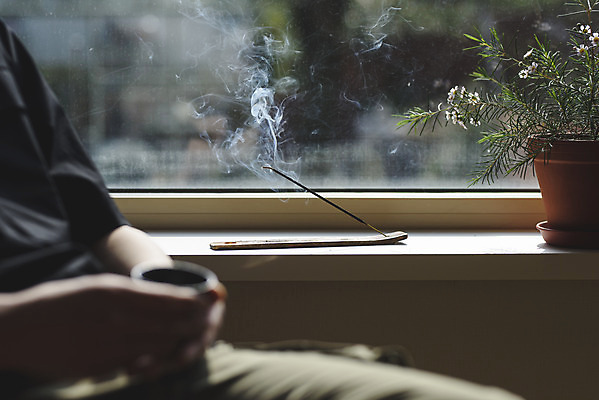 포토 JPG 주간 남자 맨라이프 휴식 실내 한명 상반신 성인 취미 옆모습 30대 한국인 잡기 연기 소프트포커스 찻잔 힐링 향 싱글라이프 성인남자한명만 인센스스틱 국내포토 자연요소 1 라이프스타일 뷰포인트 컨셉 모션 잔 촬영기법 사람 동양인 내부 장년 남자한명만 성인남자만 파일형식