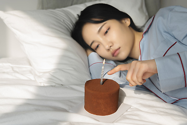 포토 JPG 주간 우먼라이프 응시 여자 촛불 베개 실내 한명 손짓 상반신 20대 성인 앞모습 눕기 잠옷 한국인 슬픔 침대 생일 초코케이크 우울증 싱글라이프 성인여자한명만 코로나바이러스 코로나블루 국내포토 자연요소 1 라이프스타일 시선 옷 기념일 감정 뷰포인트 가구 초 침구 모션 사람 동양인 청년 내부 케이크 바이러스 질병 신조어 여자한명만 성인여자만 파일형식