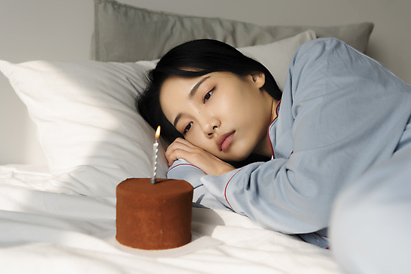 포토 JPG 주간 우먼라이프 응시 여자 촛불 베개 실내 한명 상반신 20대 성인 옆모습 눕기 잠옷 한국인 슬픔 침대 생일 초코케이크 우울증 싱글라이프 성인여자한명만 코로나바이러스 코로나블루 국내포토 자연요소 1 라이프스타일 시선 옷 기념일 감정 뷰포인트 가구 초 침구 모션 사람 동양인 청년 내부 케이크 바이러스 질병 신조어 여자한명만 성인여자만 파일형식