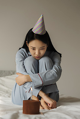 포토 JPG 주간 전신 우먼라이프 응시 여자 촛불 실내 한명 앉기 20대 성인 앞모습 고깔모자 잠옷 한국인 슬픔 침대 생일 초코케이크 웅크림 우울증 싱글라이프 성인여자한명만 코로나바이러스 코로나블루 국내포토 자연요소 모자_잡화 1 라이프스타일 시선 옷 기념일 감정 뷰포인트 가구 초 모션 사람 동양인 청년 내부 케이크 바이러스 질병 신조어 여자한명만 성인여자만 파일형식