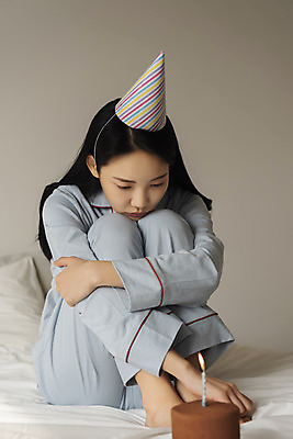 포토 JPG 주간 전신 우먼라이프 여자 촛불 실내 한명 앉기 20대 성인 옆모습 고깔모자 잠옷 한국인 슬픔 침대 생일 초코케이크 웅크림 우울증 싱글라이프 성인여자한명만 코로나바이러스 코로나블루 국내포토 자연요소 모자_잡화 1 라이프스타일 옷 기념일 감정 뷰포인트 가구 초 모션 사람 동양인 청년 내부 케이크 바이러스 질병 신조어 여자한명만 성인여자만 파일형식