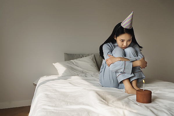 포토 JPG 주간 전신 우먼라이프 여자 촛불 베개 실내 한명 앉기 20대 성인 옆모습 고깔모자 잠옷 한국인 슬픔 침대 생일 초코케이크 웅크림 우울증 싱글라이프 성인여자한명만 코로나바이러스 코로나블루 국내포토 자연요소 모자_잡화 1 라이프스타일 옷 기념일 감정 뷰포인트 가구 초 침구 모션 사람 동양인 청년 내부 케이크 바이러스 질병 신조어 여자한명만 성인여자만 파일형식