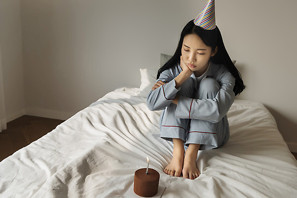 포토 JPG 주간 전신 우먼라이프 응시 여자 촛불 실내 한명 앉기 20대 성인 옆모습 턱괴기 고깔모자 잠옷 한국인 슬픔 침대 생일 초코케이크 웅크림 우울증 싱글라이프 성인여자한명만 코로나바이러스 코로나블루 국내포토 자연요소 모자_잡화 1 라이프스타일 시선 옷 기념일 감정 뷰포인트 가구 초 모션 사람 동양인 청년 내부 케이크 바이러스 질병 신조어 여자한명만 성인여자만 파일형식