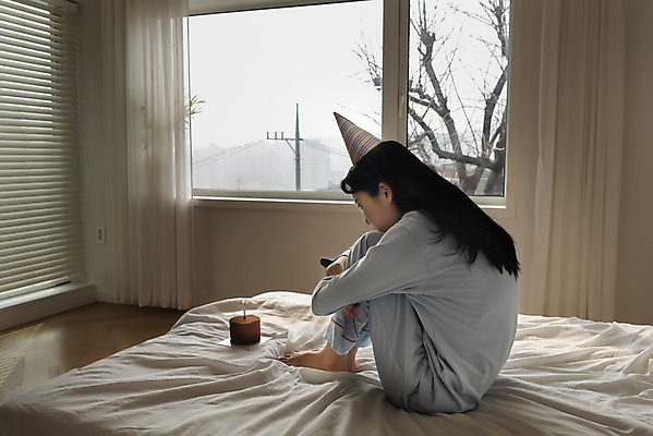 포토 JPG 주간 전신 우먼라이프 여자 창문 실내 한명 앉기 20대 성인 옆모습 고깔모자 잠옷 한국인 슬픔 침대 생일 초코케이크 웅크림 우울증 싱글라이프 성인여자한명만 코로나바이러스 코로나블루 국내포토 자연요소 모자_잡화 1 라이프스타일 옷 기념일 감정 뷰포인트 가구 모션 사람 동양인 청년 내부 케이크 바이러스 질병 신조어 여자한명만 성인여자만 파일형식