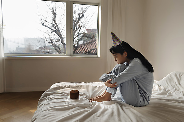 포토 JPG 주간 전신 우먼라이프 응시 여자 창문 실내 한명 앉기 20대 성인 옆모습 고깔모자 잠옷 한국인 슬픔 침대 생일 초코케이크 웅크림 우울증 싱글라이프 성인여자한명만 코로나바이러스 코로나블루 국내포토 자연요소 모자_잡화 1 라이프스타일 시선 옷 기념일 감정 뷰포인트 가구 모션 사람 동양인 청년 내부 케이크 바이러스 질병 신조어 여자한명만 성인여자만 파일형식