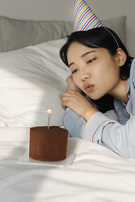 포토 JPG 주간 우먼라이프 응시 여자 촛불 베개 실내 한명 상반신 20대 성인 옆모습 눕기 고깔모자 잠옷 한국인 슬픔 침대 생일 초코케이크 우울증 촛불끄기 싱글라이프 성인여자한명만 코로나바이러스 코로나블루 국내포토 자연요소 모자_잡화 1 라이프스타일 시선 옷 기념일 감정 뷰포인트 가구 초 침구 모션 사람 동양인 청년 내부 케이크 바이러스 질병 신조어 끄기 여자한명만 성인여자만 파일형식