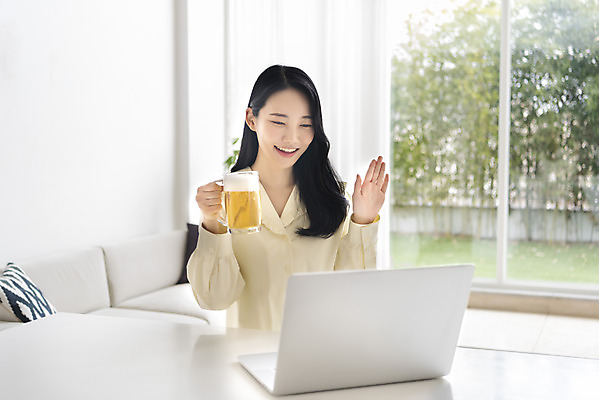 포토 JPG 주간 우먼라이프 응시 여자 창문 탁자 맥주 실내 한명 미소 들기 상반신 20대 성인 옆모습 노트북 한국인 생일 손인사 맥주잔 화상통화 싱글라이프 성인여자한명만 코로나바이러스 온라인파티 국내포토 자연요소 1 라이프스타일 시선 기념일 뷰포인트 가구 술잔 모션 주류 표정 사람 동양인 청년 내부 전자제품 인사 바이러스 통화 여자한명만 성인여자만 파일형식 언택트