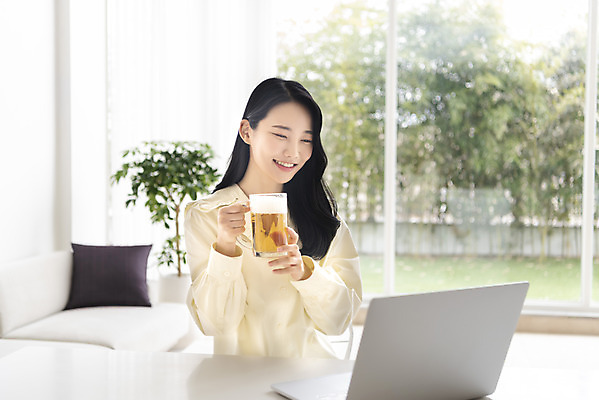포토 JPG 주간 우먼라이프 응시 여자 창문 탁자 맥주 실내 한명 미소 들기 상반신 20대 성인 옆모습 노트북 한국인 생일 맥주잔 화상통화 싱글라이프 성인여자한명만 코로나바이러스 온라인파티 국내포토 자연요소 1 라이프스타일 시선 기념일 뷰포인트 가구 술잔 모션 주류 표정 사람 동양인 청년 내부 전자제품 바이러스 통화 여자한명만 성인여자만 파일형식 언택트