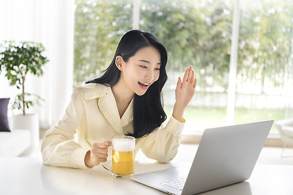 포토 JPG 주간 우먼라이프 응시 여자 맥주 실내 한명 상반신 20대 성인 옆모습 노트북 한국인 잡기 생일 손인사 맥주잔 반가움 화상통화 싱글라이프 성인여자한명만 코로나바이러스 온라인파티 국내포토 자연요소 1 라이프스타일 시선 기념일 감정 뷰포인트 술잔 모션 주류 사람 동양인 청년 내부 전자제품 인사 바이러스 통화 여자한명만 성인여자만 파일형식 언택트