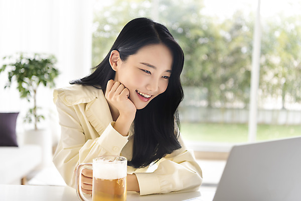 포토 JPG 주간 우먼라이프 응시 여자 맥주 실내 한명 미소 상반신 20대 성인 옆모습 노트북 턱괴기 한국인 생일 맥주잔 화상통화 싱글라이프 성인여자한명만 코로나바이러스 온라인파티 국내포토 자연요소 1 라이프스타일 시선 기념일 뷰포인트 술잔 모션 주류 표정 사람 동양인 청년 내부 전자제품 바이러스 통화 여자한명만 성인여자만 파일형식 언택트