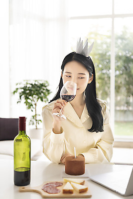 포토 JPG 주간 우먼라이프 여자 와인잔 왕관 치즈 실내 한명 미소 들기 상반신 20대 성인 앞모습 노트북 와인 한국인 마시기 생일파티 생일 와인병 초코케이크 생일상 하몽 화상통화 싱글라이프 성인여자한명만 코로나바이러스 온라인파티 국내포토 자연요소 1 라이프스타일 기념일 뷰포인트 술잔 모션 병_용기 유제품 주류 표정 사람 동양인 청년 내부 전자제품 케이크 바이러스 햄 통화 여자한명만 성인여자만 파일형식 언택트