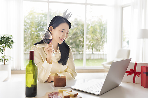 포토 JPG 주간 우먼라이프 응시 여자 와인잔 왕관 치즈 실내 한명 미소 들기 상반신 20대 성인 옆모습 선물상자 노트북 와인 한국인 생일파티 생일 와인병 초코케이크 생일상 하몽 화상통화 싱글라이프 성인여자한명만 코로나바이러스 온라인파티 국내포토 자연요소 1 라이프스타일 시선 기념일 뷰포인트 술잔 모션 병_용기 유제품 주류 표정 선물 사람 동양인 청년 내부 전자제품 상자 케이크 바이러스 햄 통화 여자한명만 성인여자만 파일형식 언택트