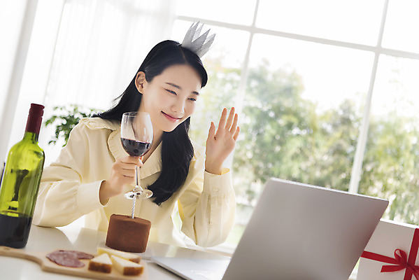 포토 JPG 주간 우먼라이프 응시 여자 와인잔 왕관 실내 선물 한명 미소 들기 상반신 20대 성인 옆모습 노트북 와인 한국인 생일파티 생일 와인병 손인사 초코케이크 화상통화 싱글라이프 성인여자한명만 코로나바이러스 온라인파티 국내포토 자연요소 1 라이프스타일 시선 기념일 뷰포인트 술잔 모션 병_용기 주류 표정 사람 동양인 청년 내부 전자제품 케이크 인사 바이러스 통화 여자한명만 성인여자만 파일형식 언택트