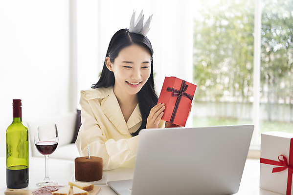 포토 JPG 주간 우먼라이프 응시 여자 와인잔 왕관 실내 한명 미소 들기 상반신 20대 성인 옆모습 선물상자 노트북 와인 한국인 생일파티 생일 와인병 초코케이크 화상통화 싱글라이프 성인여자한명만 코로나바이러스 온라인파티 국내포토 자연요소 1 라이프스타일 시선 기념일 뷰포인트 술잔 모션 병_용기 주류 표정 선물 사람 동양인 청년 내부 전자제품 상자 케이크 바이러스 통화 여자한명만 성인여자만 파일형식 언택트